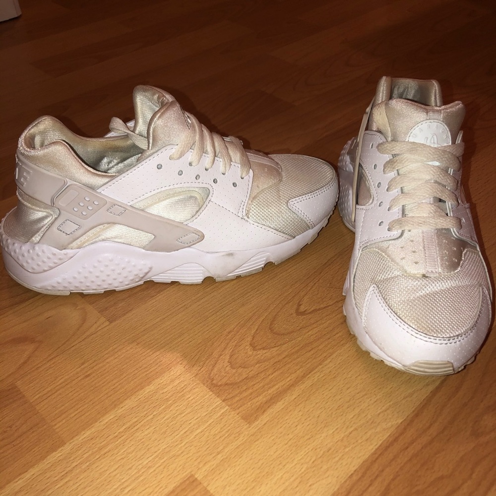 White Nike Huaraches